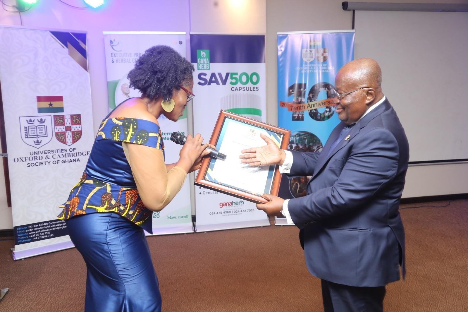 Society President Dr Emefa Amoako presenting a Distinguished Alumnus Award to H.E. President Nana Addo Dankwa Akufo-Addo (New College, Oxford).